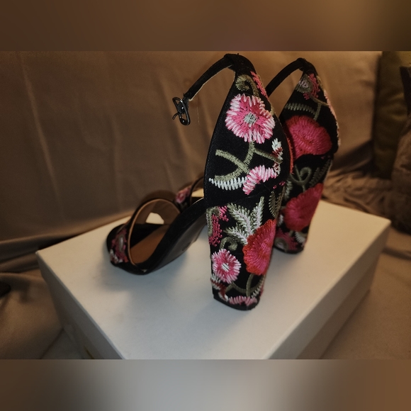 Womens floral embroidered high heels, size 6.5 - Picture 1 of 3